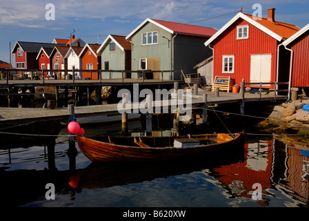 Holzhäuser, Anlegestelle, Fischerdorf auf der kleinen Schäreninsel Resoe, Schweden, Skandinavien, Europa Stockfoto