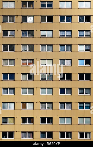 Fassade eines Wohnblocks, Sozialwohnungen Stockfoto