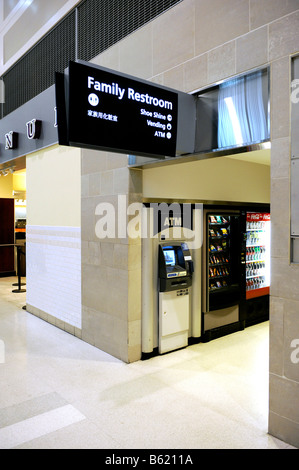 Familie Toilette Schild am Flughafen Stockfoto