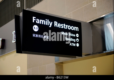 Familie Toilette Schild am Flughafen Stockfoto