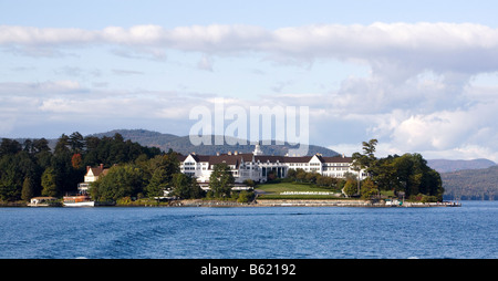 Die Sagamore Resort in Bolton Landing, New York. Schuss aus dem See an einem schönen Herbsttag. Stockfoto