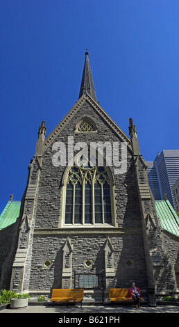 Eine Frau setzte sich auf eine Bank außerhalb Christus Kirche in Montreal Stockfoto