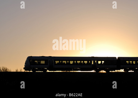 Chiltern Railways zu trainieren, bei Sonnenuntergang, Warwickshire, England, UK Stockfoto