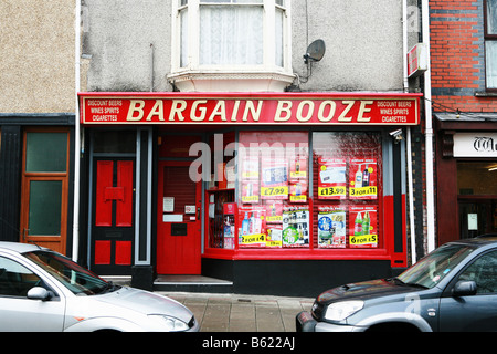 Typische Schnäppchen Alkohol billigen Alkohol Shop Retail Store in UK Stadtzentrum High Street verkaufen ermäßigte alkoholischen Getränke Stockfoto