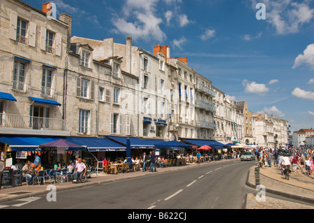 Restaurants entlang der Kante der Marina im alten Hafen von La Rochelle Charente Maritime France Stockfoto