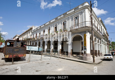 Alte Gebäude in der Nähe der Estacion Central Bahnhof mit einer alten Lokomotive in der Altstadt von Havanna, Kuba, Caribb Stockfoto