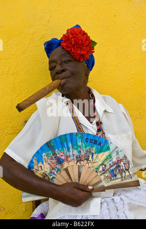 Frau mit einer Zigarre posieren für touristische Fotos, Altstadt von Havanna, Kuba, Karibik Stockfoto