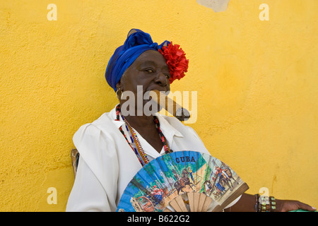 Frau mit einer Zigarre posieren für touristische Fotos, Altstadt von Havanna, Kuba, Karibik Stockfoto