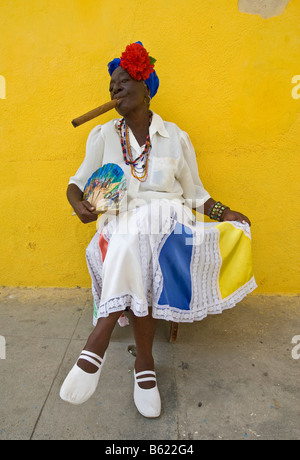 Frau mit einer Zigarre posieren für touristische Fotos, Altstadt von Havanna, Kuba, Karibik Stockfoto