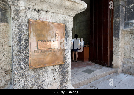 Eintritt in das Museum in der Altstadt von Havanna, Kuba, Karibik Stockfoto