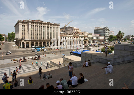 Kubaner sitzt auf der Treppe zum Kapitol, Parque Central auf dem Boulevard Paseo de Marti, Platz durch das Capitol, Hav Stockfoto