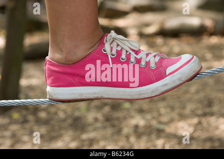 Frau Fuß tragen einen Sportschuh Wandern entlang eines Seiles, Kletterwald Neroberg, Wiesbaden, Hessen, Deutschland, Europa Stockfoto