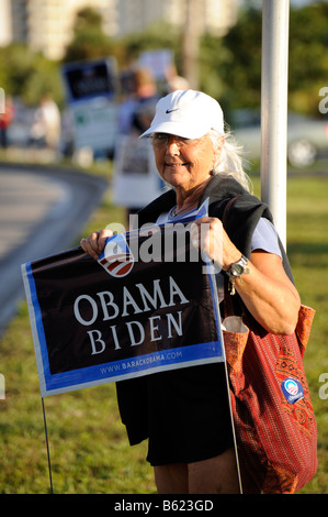 Weiblichen Senioren Unterstützer zeigt Anzeichen für Barack Obama für das Präsidentenamt an stark befahrenen Straße Stockfoto