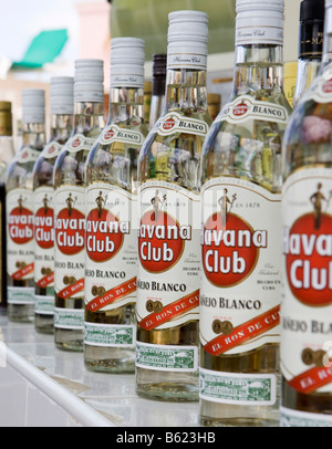 Mehrere Flaschen weißer Rum in Havana Club Bar, Tryp Peninsula Hotel, Varadero, Kuba, Karibik, Amerika Stockfoto