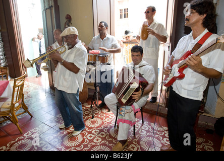 Kubanischer Jazzmusiker spielen in einem Restaurant, Plaza Mayor, Trinidad, Sancti Spíritus Provinz, Kuba, Lateinamerika Stockfoto