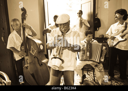 Kubanischer Jazzmusiker spielen in einem Restaurant, Plaza Mayor, Trinidad, Sancti Spíritus Provinz, Kuba, Lateinamerika Stockfoto