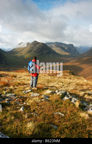 Hillwalker nach Westen hinunter Glen Coe von Beinn ein Chrulaiste Stockfoto