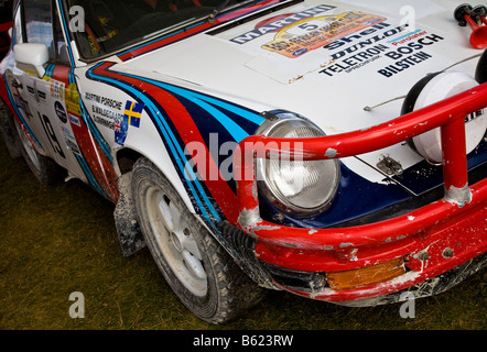 1977-Porsche 911 Carrera-Rallye-Auto auf der Koppel beim Goodwood Festival of Speed, Sussex, UK. Ansicht der vorderen Ecke. Stockfoto