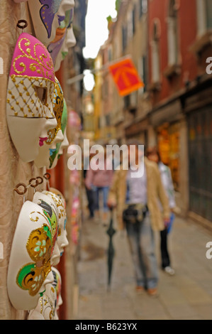 Karnevalsmasken hängen vor einem Shop, Venedig, Italien, Europa Stockfoto