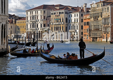 Blick von der Basis der Rialto-Brücke in Richtung Canale Grande mit Gondeln, Venedig, Italien, Europa Stockfoto