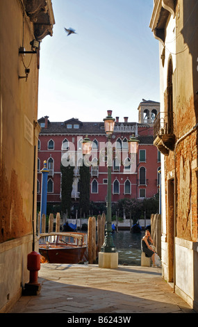 Gasse führt zum Canal Grande, Rialto, Venedig, Italien, Europa Stockfoto