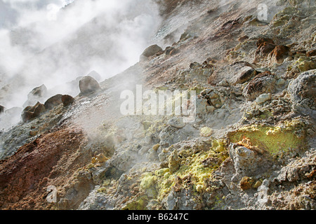 Dampfende Schwefel bedeckt Löcher und Brüche, Geothermie Region von Seltun auf Island, Island, Südeuropa Stockfoto