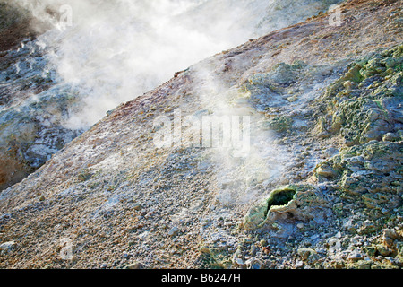 Dampfende Schwefel bedeckt Löcher und Brüche, Geothermie Region von Seltun auf Island, Island, Südeuropa Stockfoto