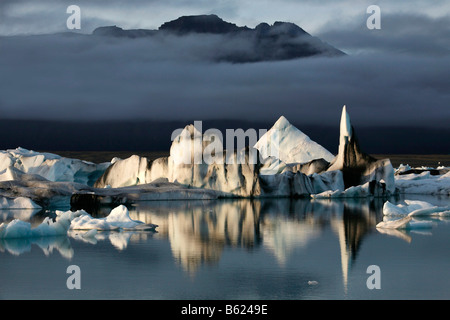 Schwimmende Eisberge, gefärbt mit schwarzen Lavaasche in der Joekulsarlon Gletscherlagune Vatnajoekull Gletscher, Island, Europa Stockfoto