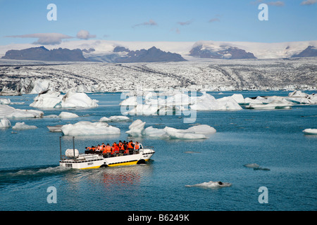 Menschen Sie in der Joekulsarlon Gletscherlagune des Gletschers Vatnajoekull in einem Boot zwischen den schwimmenden Eisbergen, Whi Reisen Stockfoto