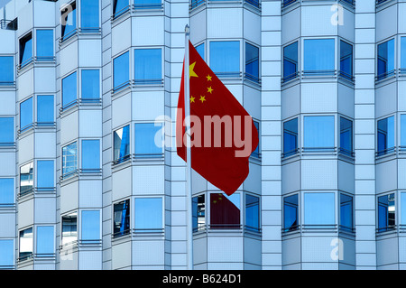 Chinesische Botschaft mit Fahne, Berlin Mitte, Deutschland, Europa Stockfoto