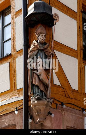 Figur eines Heiligen an der Ecke ein Fachwerkhaus, Nürnberg, Middle Franconia, Bayern, Deutschland, Europa Stockfoto