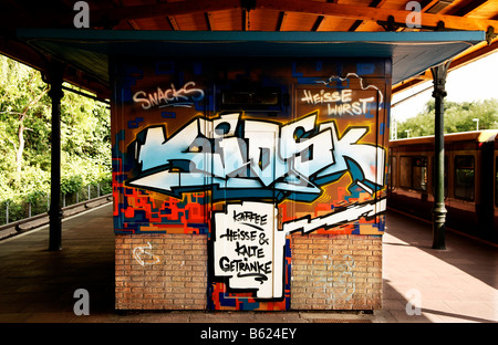 Kiosk besprüht mit Graffiti auf einer Plattform, Berlin-Karlshorst, Deutschland, Europa Stockfoto