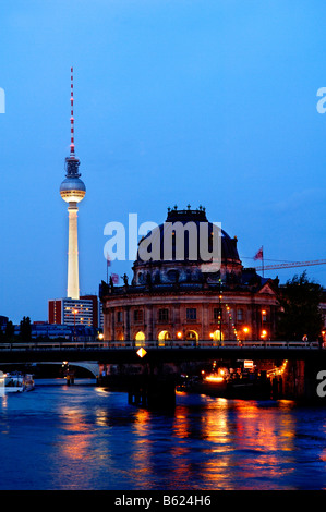 Bode-Museum vor dem Fernsehturm, hervorgehoben durch nächtliche Beleuchtung, Berlin, Deutschland, Europa Stockfoto