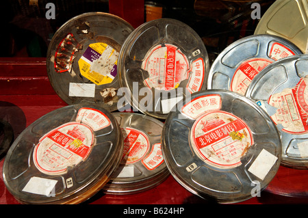 Alte Metal Reel Filmdosen in einem Geschäft Fenster, Berlin, Deutschland, Europa Stockfoto