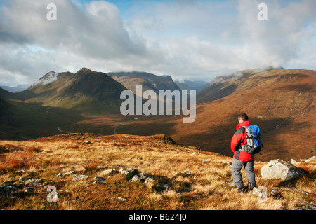 Hillwalker nach Westen hinunter Glen Coe von Beinn ein Chrulaiste Stockfoto