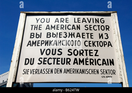 Warnschild am Checkpoint Charlie, Berlin, Deutschland, Europa Stockfoto