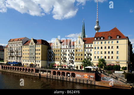 Nikolaiviertel, Nikolaiviertel, von der Spree entlang Seite vor dem Fernsehturm, Fernsehturm, Berlin, Deutschland, Eur Stockfoto