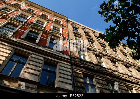 Unrenovierten Wohnung Wohnhaus Fassaden, neben renoviert, Prenzlauer Berg, Berlin, Deutschland, Europa Stockfoto