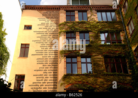 Fassade verziert mit Text von Widerspruch, Innenhof, Berlin-Mitte, Berlin, Deutschland, Europa Stockfoto