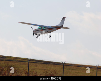 kleinen Propellerflugzeug Landung auf einem Flughafen Stockfoto