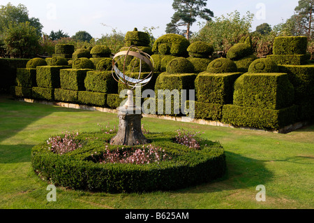 Sonnenuhr mit Schachfiguren aus gemeinsamen Kasten (Buxus Sempervirens), Hever Castle, Hever, Grafschaft Kent, England, Großbritannien Stockfoto