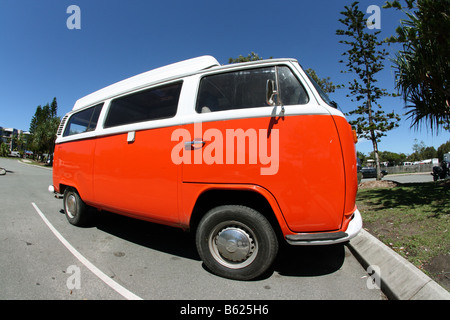 WEITWINKEL-SEITENANSICHT DES VW KOMBI CAMPER IN EINEM PARKPLATZ HORIZONTALE BDB11197 Stockfoto