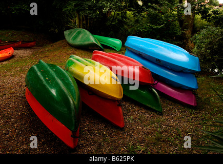 Stapel von farbenfrohen Tretboote, Illhaeusern, Elsass, Frankreich, Europa Stockfoto