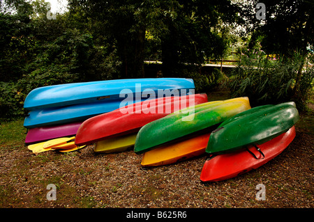 Stapel von farbenfrohen Tretboote, Illhaeusern, Elsass, Frankreich, Europa Stockfoto