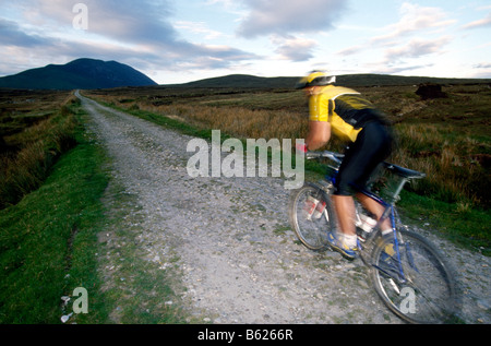 Mountainbiker, Achill Island, Slievemore Mountain, County Mayo, Irland, Europa Stockfoto