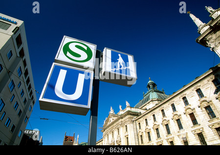 Anzeichen für die u-Bahn und die Stadt Zug, Stachus, Karlsplatz Square, Justizpalast oder Justizpalast, München, Bayern, Deutschland, E Stockfoto