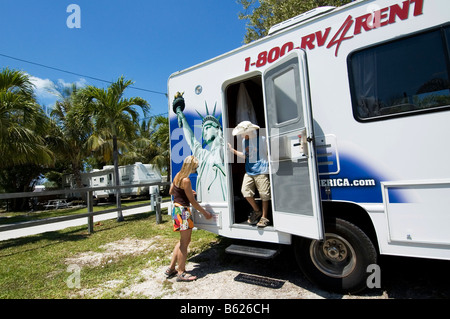 Frau und Kind mit einem Wohnmobil auf Boyds Campground in Key West, Florida, USA Stockfoto