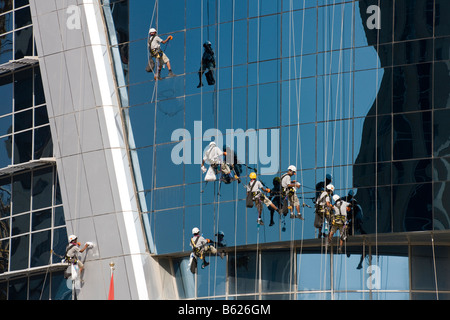 Fensterputzer auf außerhalb von Katar Doha Tower Stockfoto