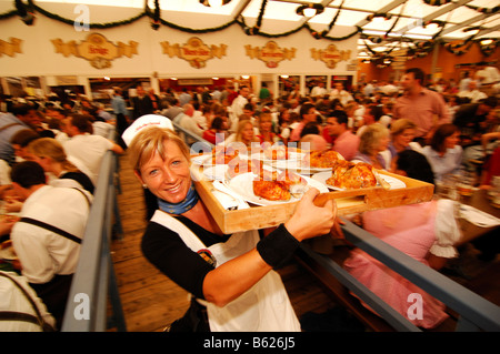 Kellnerin, Brathähnchen, Wies'n, Oktoberfest, München, Bayern, Deutschland, Europa Stockfoto