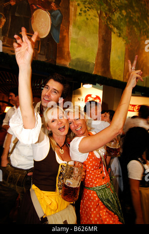 Frauen tragen traditionelle Kleidung, genannt ein Dirndl, Tanz im Bierzelt auf der Wiesn Bierfest oder Wies'n in München Stockfoto